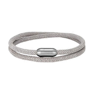 Bracelet double cordon en nylon gris clair avec fermoir magnétique argenté, style minimaliste et unisexe.