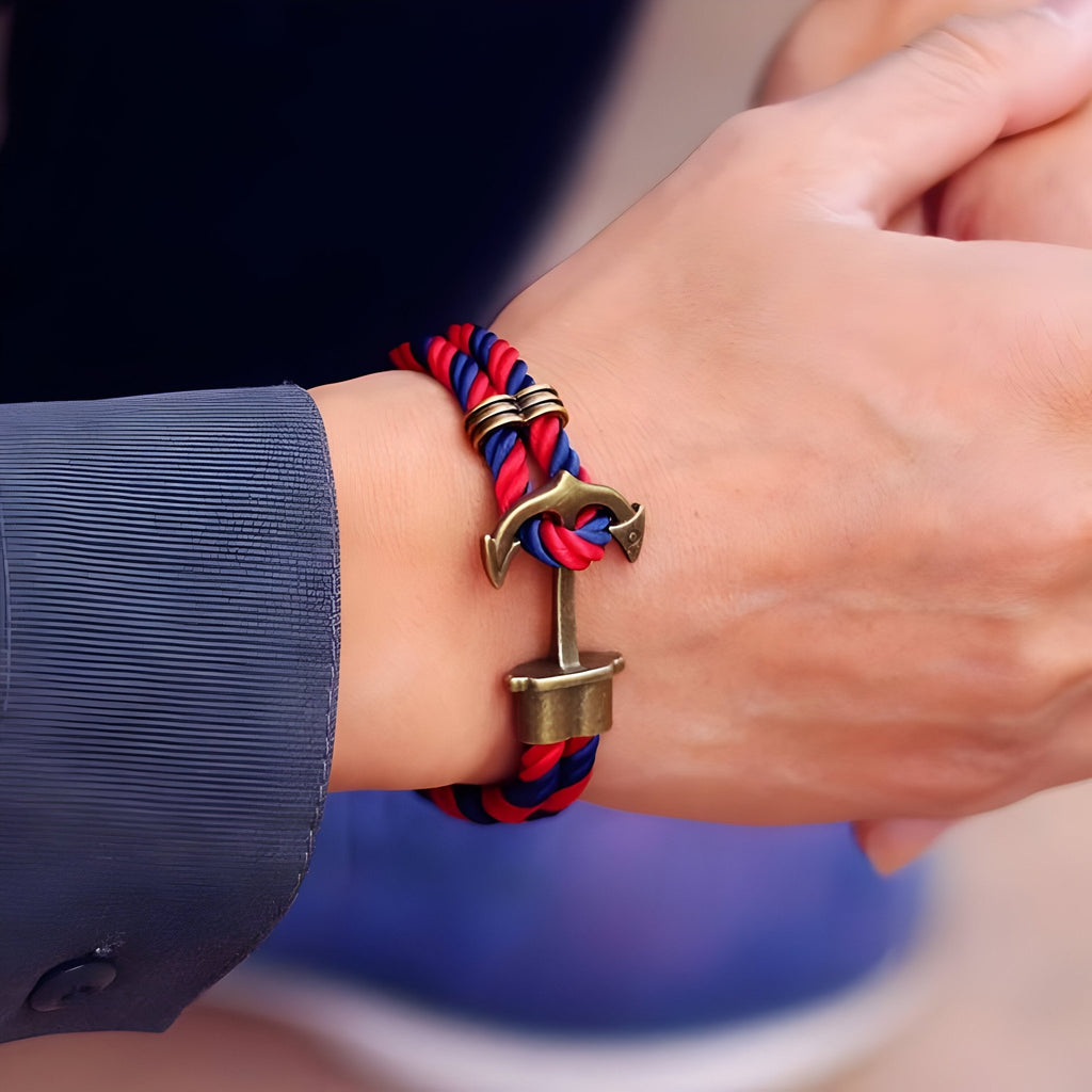 Bracelet double cordon rouge et bleu avec motif ancre antique en métal vieilli.