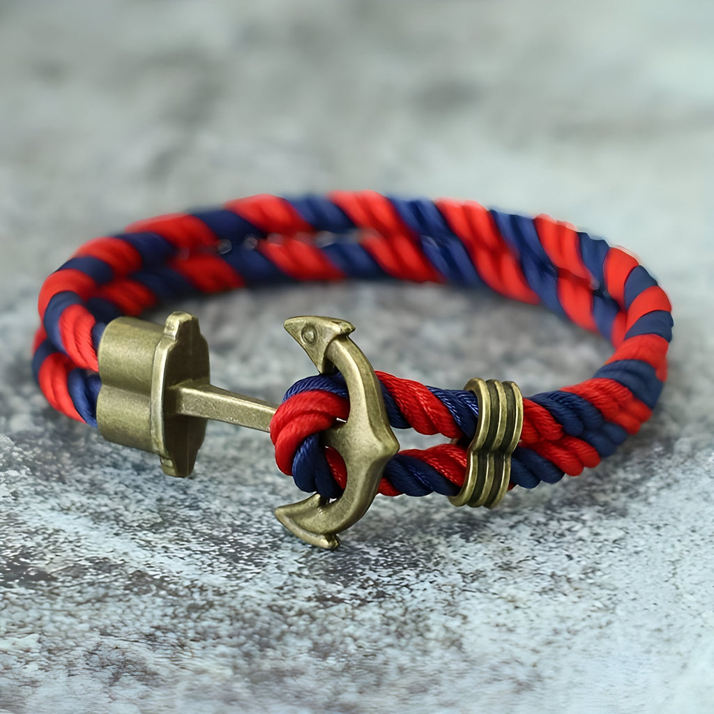 Bracelet double cordon rouge et bleu avec motif ancre antique en métal vieilli.