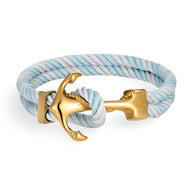 Bracelet double cordon bleu et blanc avec motif ancre dorée style marin élégant.