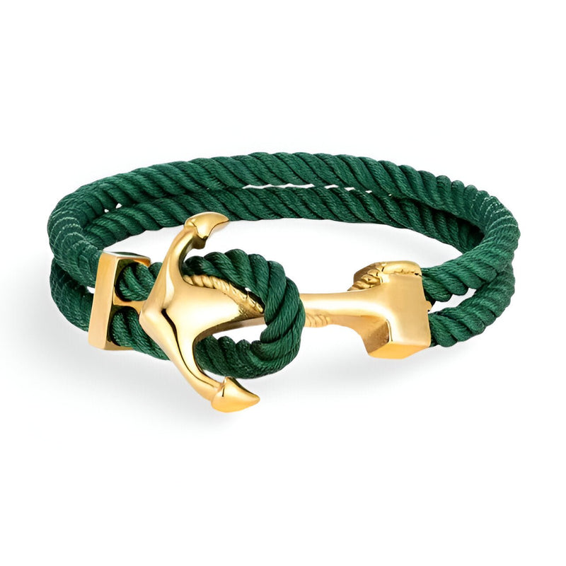 Bracelet double cordon vert avec motif ancre dorée et fermoir doré élégant.