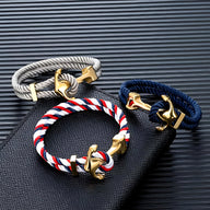 Bracelet double cordon bleu marine avec motif ancre dorée élégant, style nautique contemporain.