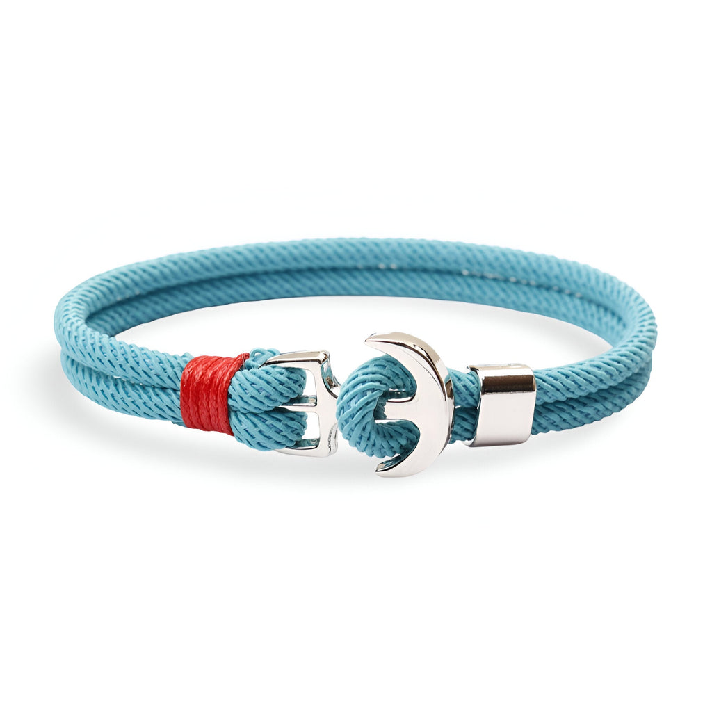 Bracelet double cordon bleu clair avec motif ancre argentée et détail rouge.