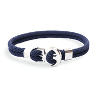 Bracelet double cordon bleu marine avec motif ancre large en métal argenté.