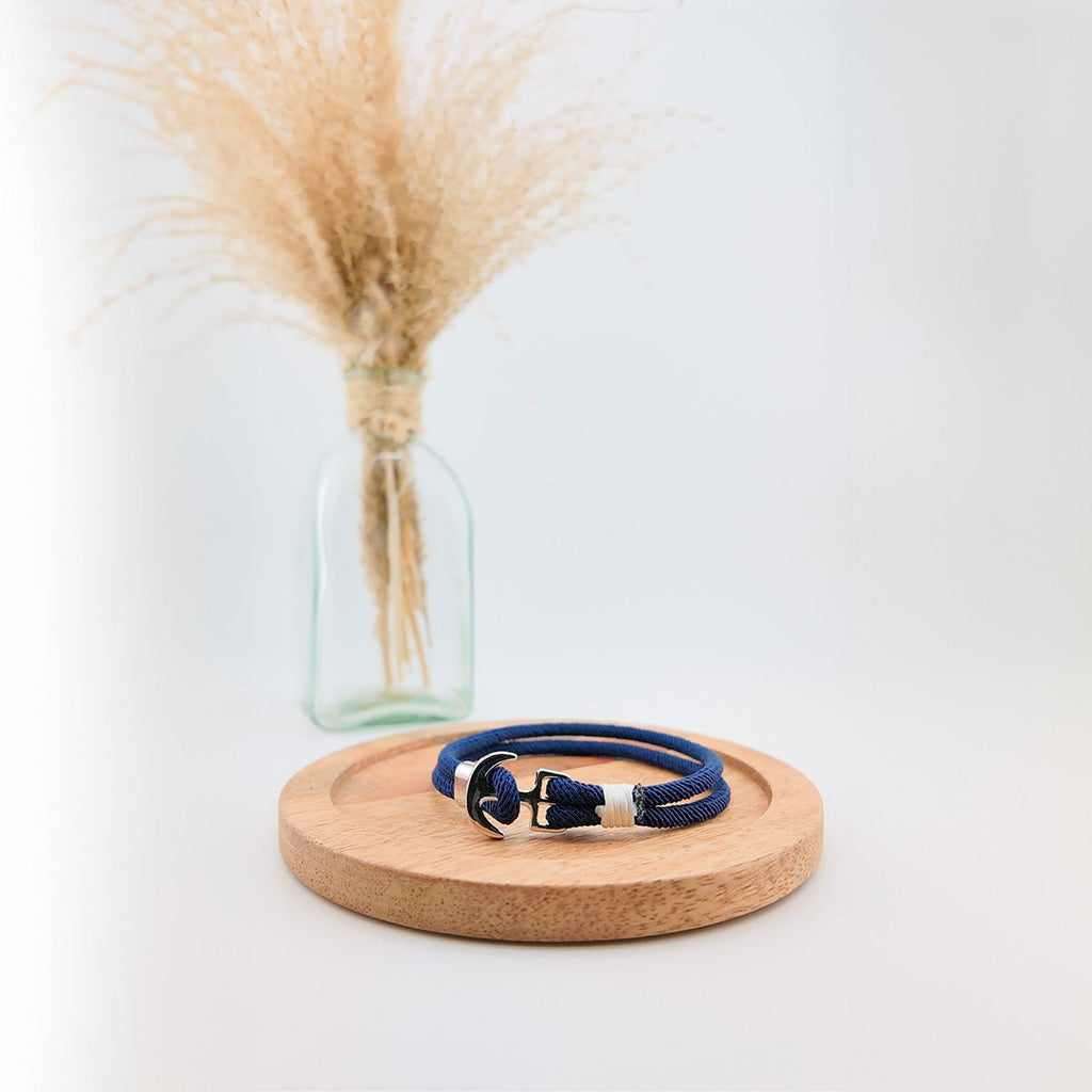 Bracelet homme double cordon bleu marine avec grand motif ancre en métal argenté.