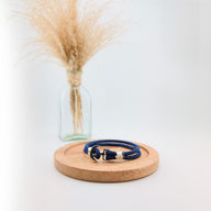 Bracelet homme double cordon bleu marine avec grand motif ancre en métal argenté.