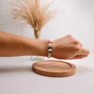 Bracelet homme double cordon rouge et beige avec motif ancre large en métal argenté.