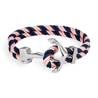 Bracelet double cordon en tissu rose et bleu avec motif ancre métallique argentée.