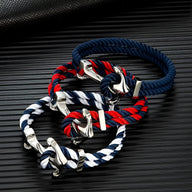 Bracelet double cordon bleu marine, rouge et blanc avec motif ancre argentée, style marin.