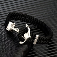 Bracelet double cordon noir avec motif ancre argentée brillante et fermoir métallique argenté.