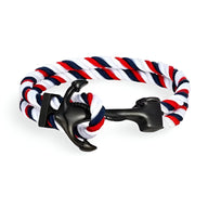 Bracelet double cordon bleu, blanc et rouge avec motif ancre noire en métal mat.