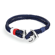 Bracelet double cordons bleu marine avec ancre marine argentée et détail rouge blanc bleu.