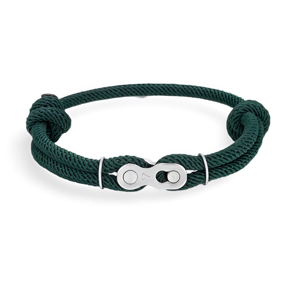 Bracelet pour homme à double cordons verts foncés avec maillon de chaîne de moto argenté élégamment fixé.