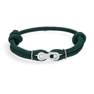 Bracelet pour homme à double cordons verts foncés avec maillon de chaîne de moto argenté élégamment fixé.