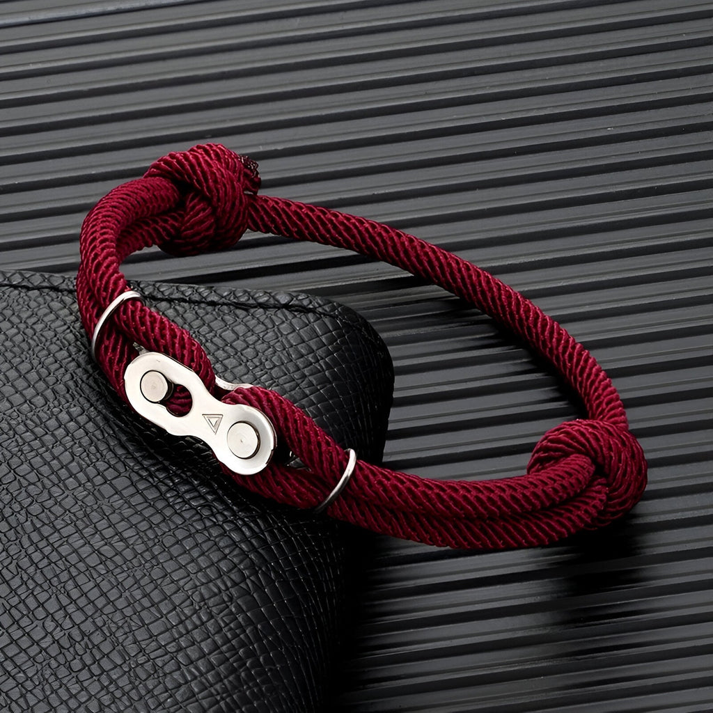 Bracelet homme double cordons rouge bordeaux avec maillon chaîne de moto argenté.