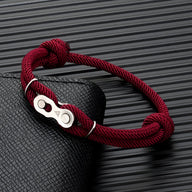 Bracelet homme double cordons rouge bordeaux avec maillon chaîne de moto argenté.