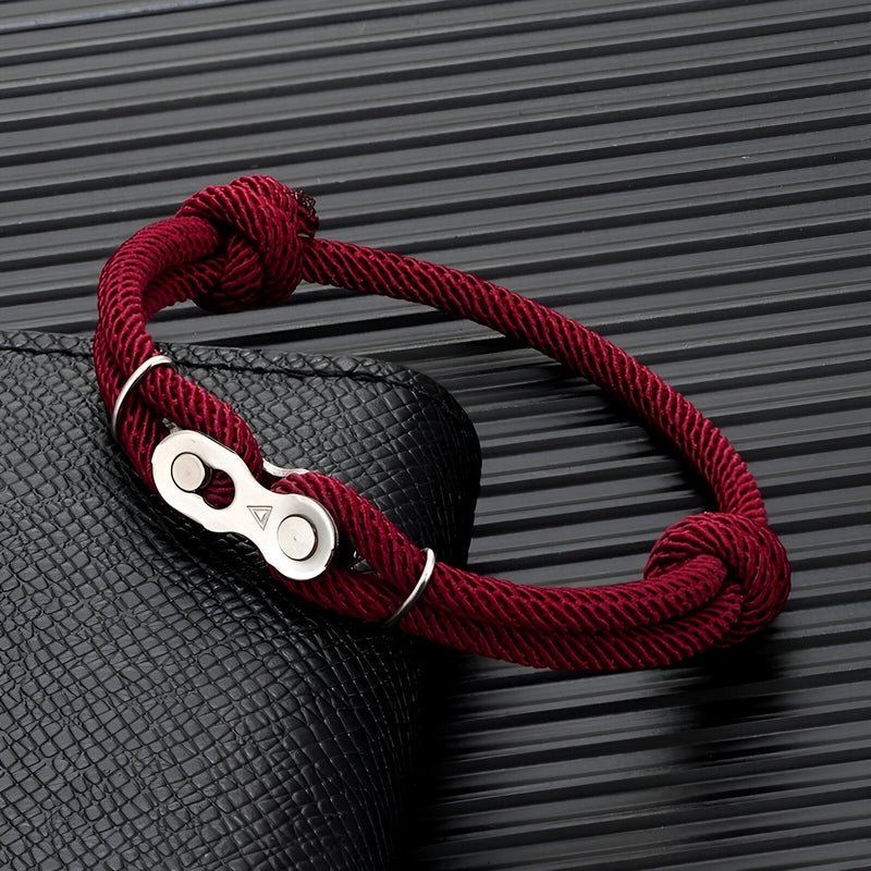 Bracelet homme double cordons rouge bordeaux avec maillon chaîne de moto argenté.