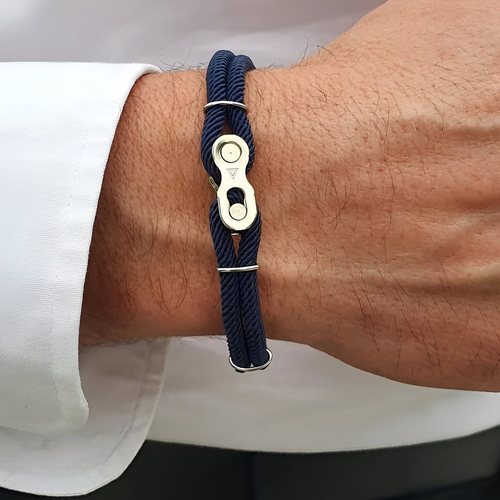 Bracelet homme double cordons bleu marine avec maillon chaîne de moto en métal argenté.