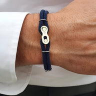 Bracelet homme double cordons bleu marine avec maillon chaîne de moto en métal argenté.