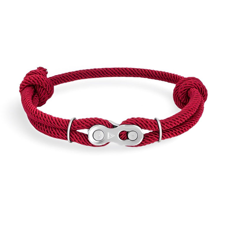 Bracelet homme à double cordon rouge avec maillon de chaîne de moto en métal argenté.