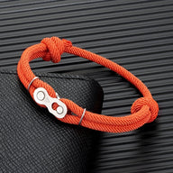 Bracelet double cordons orange avec maillon chaîne de moto en métal argenté.