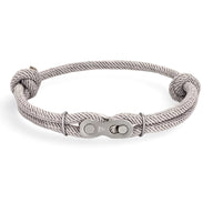 Bracelet pour homme gris à double cordon avec fermoir maillon de chaîne de moto en métal argenté.