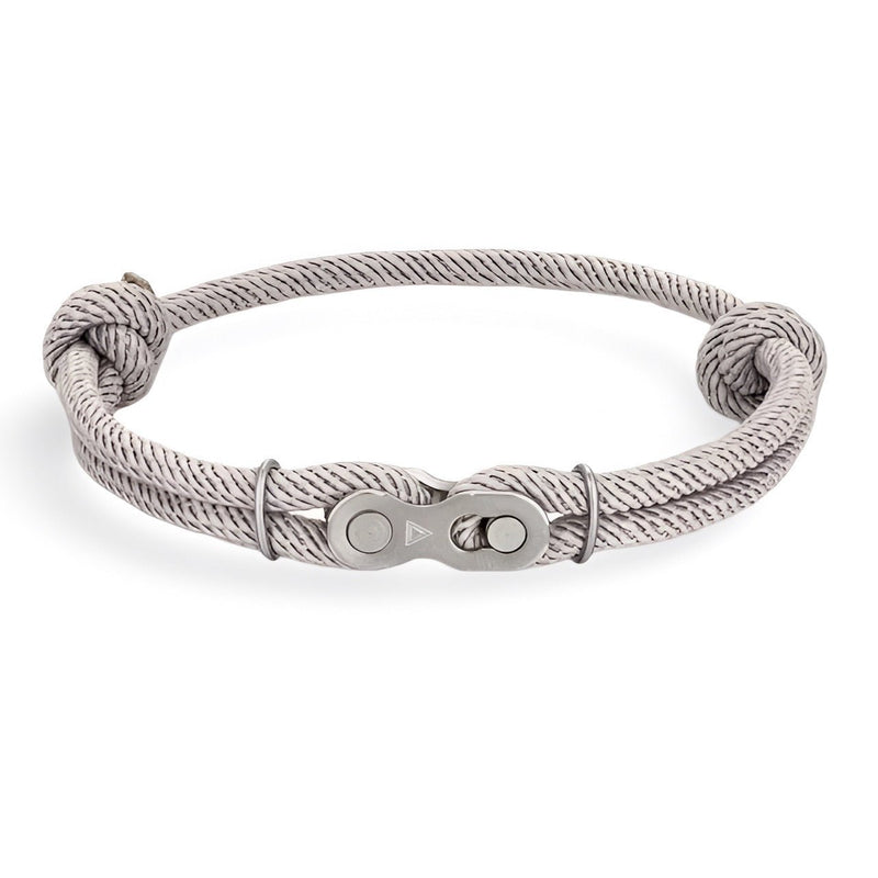 Bracelet pour homme gris à double cordon avec fermoir maillon de chaîne de moto en métal argenté.