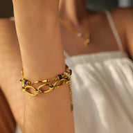 Bracelet double or en acier inoxydable avec pierres rondes lapis lazuli, maillons larges et élégants.