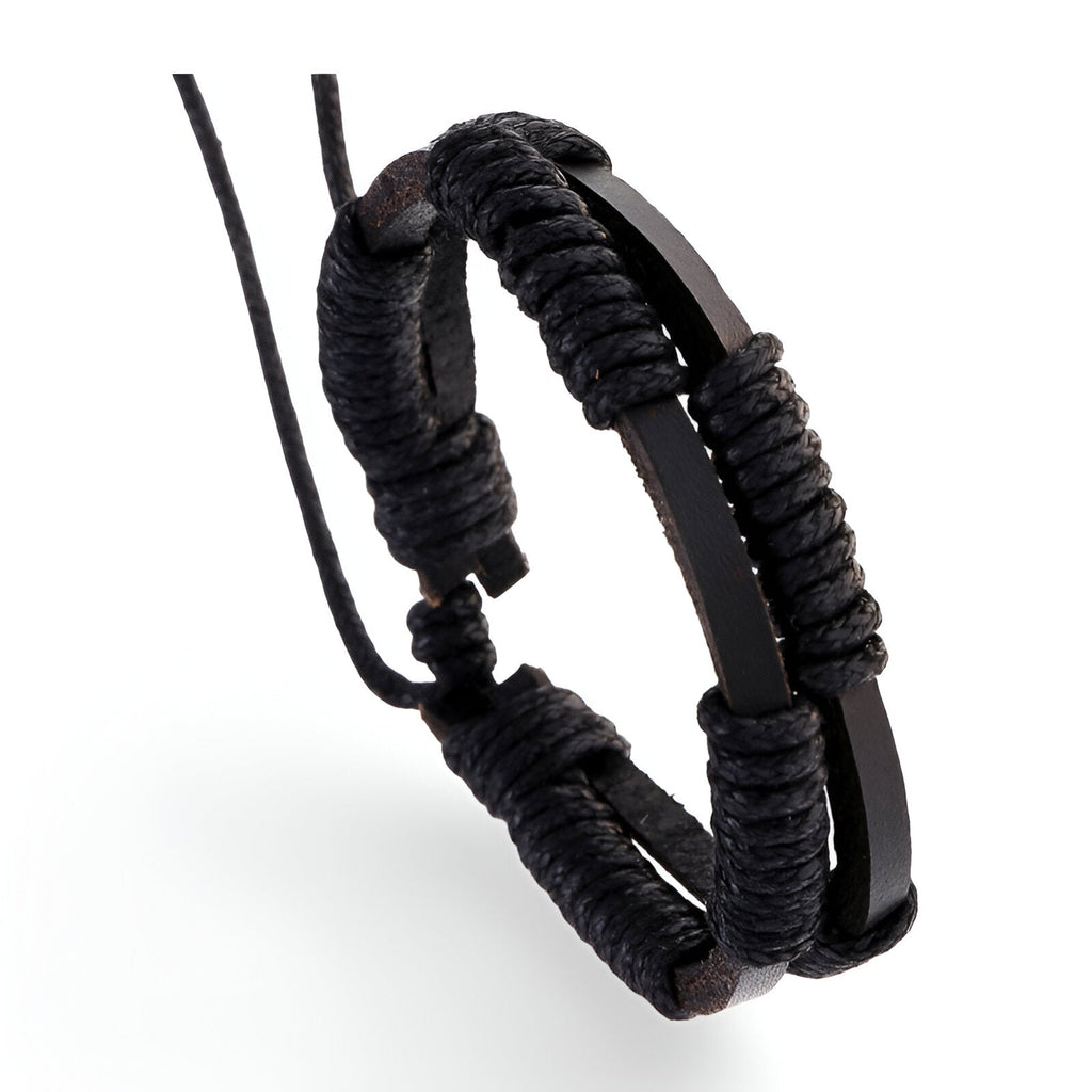 Bracelet double en cuir noir tressé avec détails cirés et plaque noire lisse pour homme.