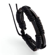 Bracelet double en cuir noir tressé avec détails cirés et plaque noire lisse pour homme.