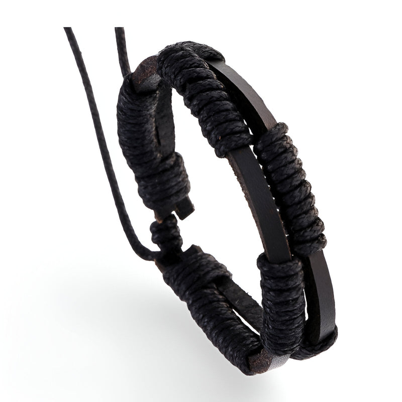Bracelet double en cuir noir tressé avec détails cirés et plaque noire lisse pour homme.
