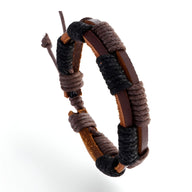 Bracelet double en cuir marron avec détails cirés noirs et fermoir ajustable.