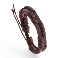 Bracelet double en cuir marron avec détails cirés et fermeture ajustable en corde.
