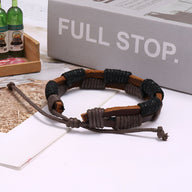 Bracelet double en cuir marron et noir avec détails cirés et cordon ajustable pour homme.