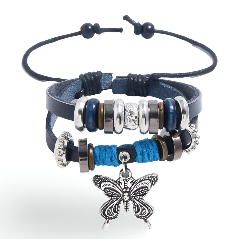 Bracelet double en cuir bleu avec perles argentées et charm papillon détaillé suspendu.