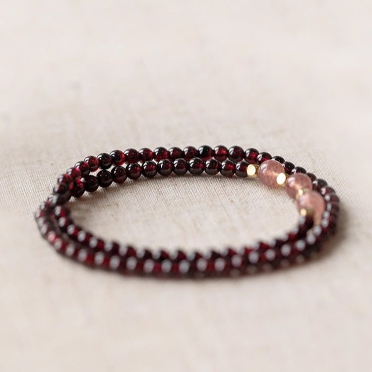 Bracelet double femme en perles grenat rouge foncé et quartz rose avec petits accents dorés.
