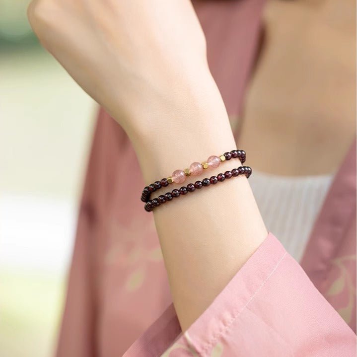 Bracelet double en perles de grenat rouge et quartz rose, style élégant et féminin.