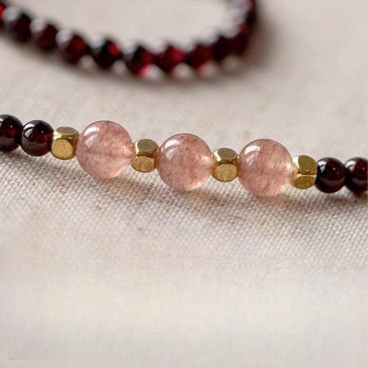 Bracelet double en perles rondes de grenat rouge et quartz rose avec petites perles dorées, style élégant et féminin.