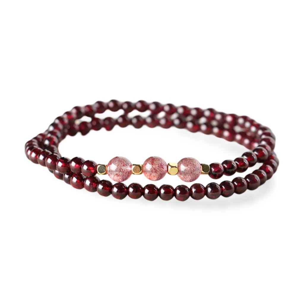 Bracelet double en perles grenat rouge avec trois perles quartz rose et détails dorés.