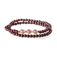Bracelet double en perles grenat rouge avec trois perles quartz rose et détails dorés.