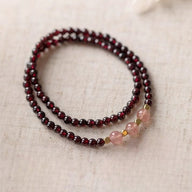 Bracelet double en perles rondes de grenat rouge avec cinq perles de quartz rose et accents dorés.