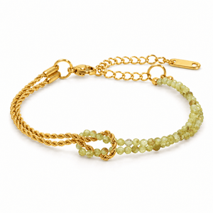 Packshot studio bracelet Wenda Jade, vue frontale basse, fond blanc pur — détails verrouillés 10 octobre 2026