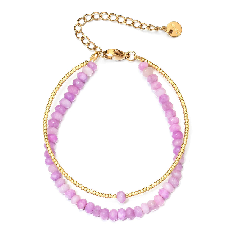 Bracelet double rang avec perles naturelles facettées roses et petites billes dorées, fermoir plaqué or ajustable.