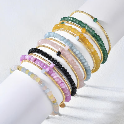 Bracelet double rang perles facettées vertes, roses, noires, bleues et dorées mêlées, style raffiné et coloré.