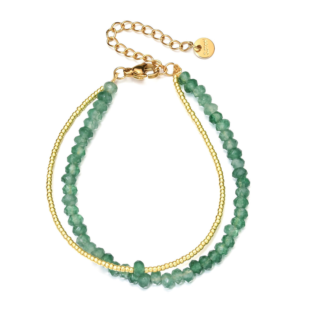 Bracelet double rang mêlant perles facettées vertes en pierres naturelles et fines billes dorées, fermoir réglable en métal.