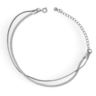 Bracelet double rang fin en titane plaqué argent avec fermoir réglable en chaîne.