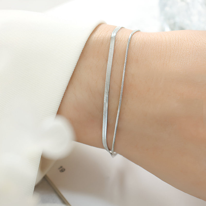 Bracelet double rang en titane plaqué or, design fin et élégant pour femme.