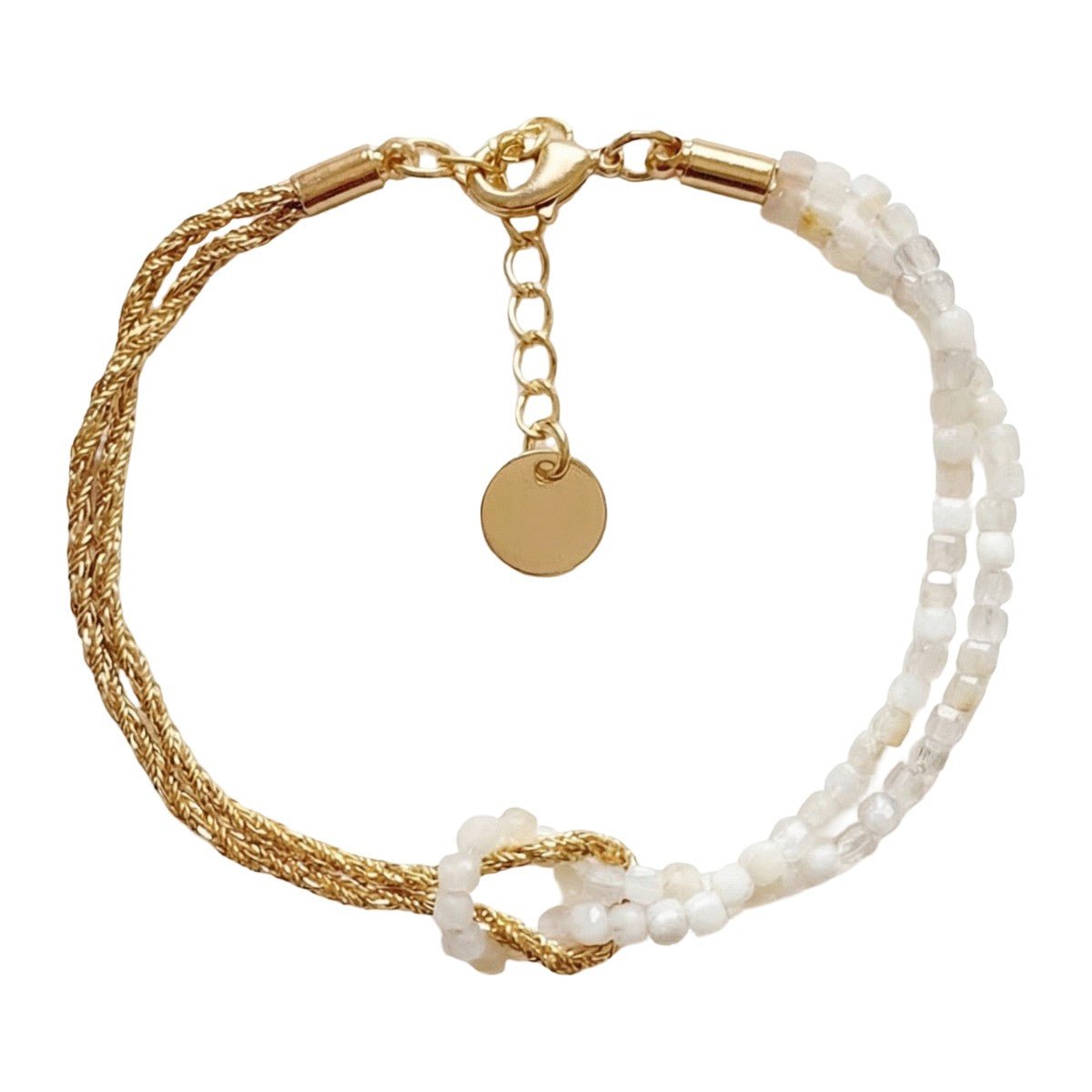 Bracelet double rang avec perles blanches japonaises et corde dorée torsadée, fermoir mousqueton et nœud lumineux.