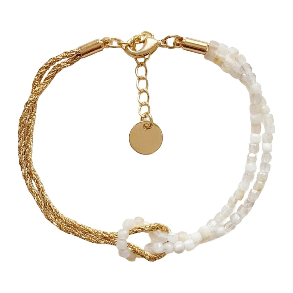 Bracelet double rang avec perles blanches japonaises et corde dorée torsadée, fermoir mousqueton et nœud lumineux.