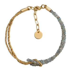 Bracelet double rang avec perles gris bleu semi-transparentes et corde torsadée dorée, fermoir mousqueton avec chaîne.